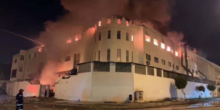 طنجة.. حريق مهول يجهز على معمل للنسيج ويحوله إلى رماد