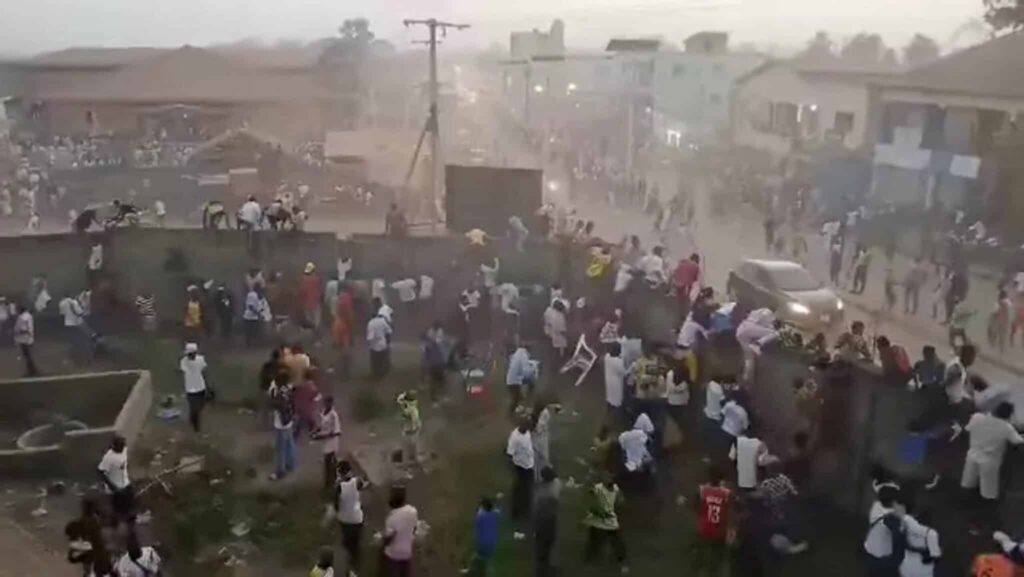 غينيا.. عشرات القتلى "في مجزرة جماعية" جراء أعمال عنف دموية شهدتها مقابلة لكرة القدم