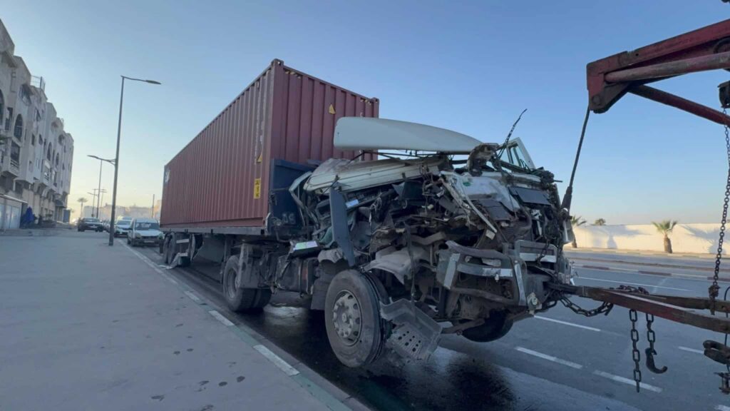 "رموك" ينحرف عن طريقه ويتسبب في مقتل ثلاثة أشخاص ويرسل آخرين إلى المستشفى بالبيضاء (صور)