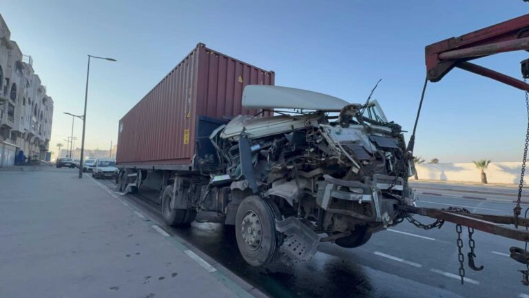 "رموك" ينحرف عن طريقه ويتسبب في مقتل ثلاثة أشخاص ويرسل آخرين إلى المستشفى بالبيضاء (صور)