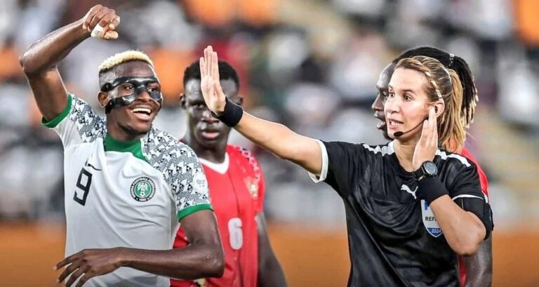 الاتحاد الدولي لتاريخ وإحصاءات كرة القدم.. بشرى كربوبي خامس أفضل حكمة في العالم لسنة 2024