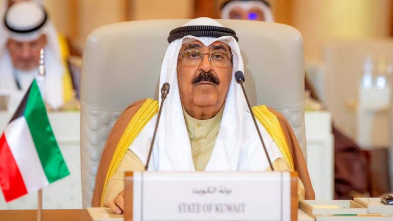 الملك يهنئ الشيخ مشعل الأحمد الجابر الصباح بمناسبة الذكرى الأولى لتوليه مسند إمارة دولة الكويت