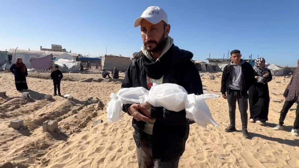 وفاة رضيع فلسطيني ثامن بسبب البرد في غزة
