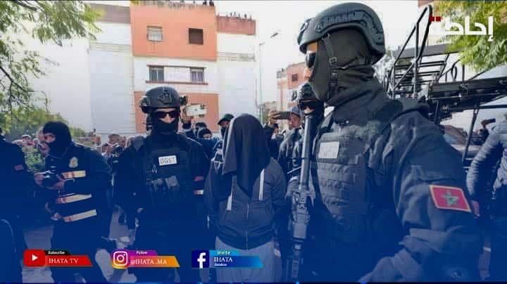 شاهد لحظة إخراج الإرهابيين الأربعة من مجمع سكني بحد السوالم (فيديو)