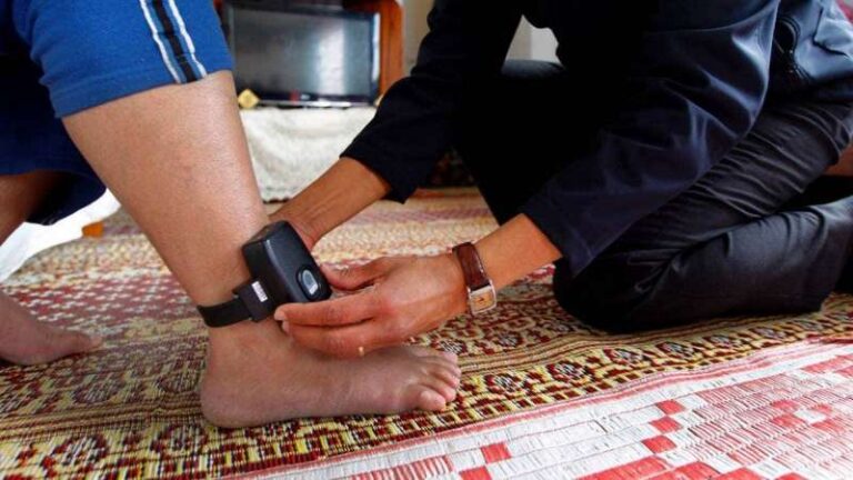 وهبي يعلن عن تجهيز المحاكم الابتدائية بالأساور الإلكترونية