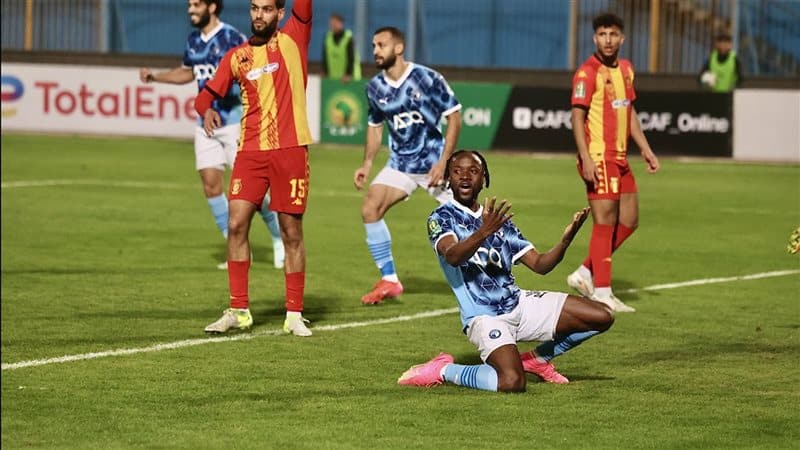 عصبة أبطال إفريقيا لكرة القدم .. صحف تونسية تستغرب كيف "فرط" فريق الترجي الرياضي في النقاط الثلاث أمام مضيفه بيراميدز المصري وتحمل المدرب المسؤولية
