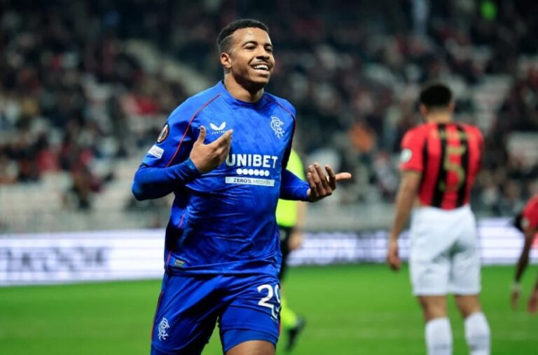 لاعب كرة القدم المغربي حمزة إغمان نجم رينجرز الصاعد