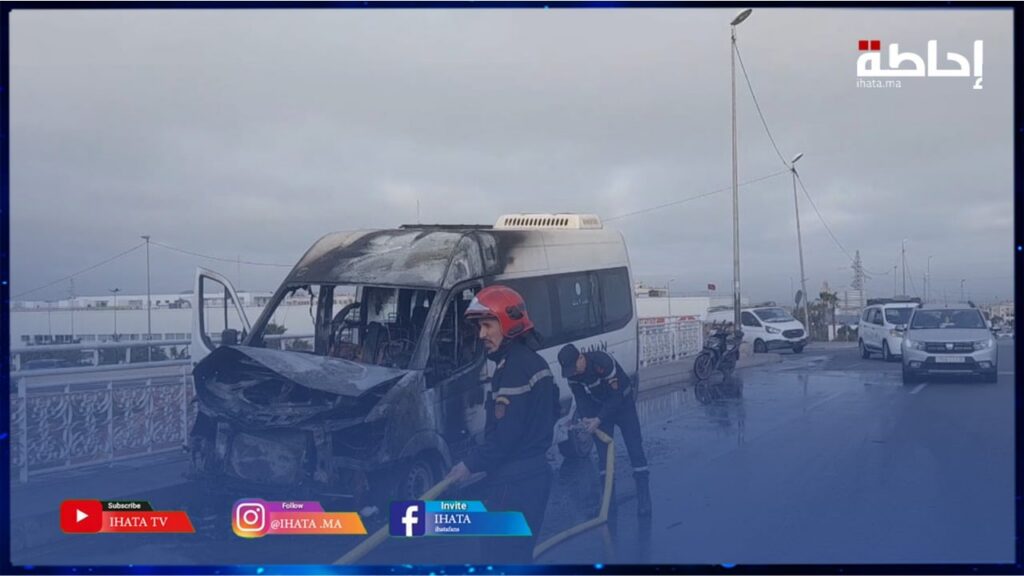 حريق مهول يلتهم سيارة لنقل المستخدمين وسط الشارع العام بالبيضاء (فيديو)
