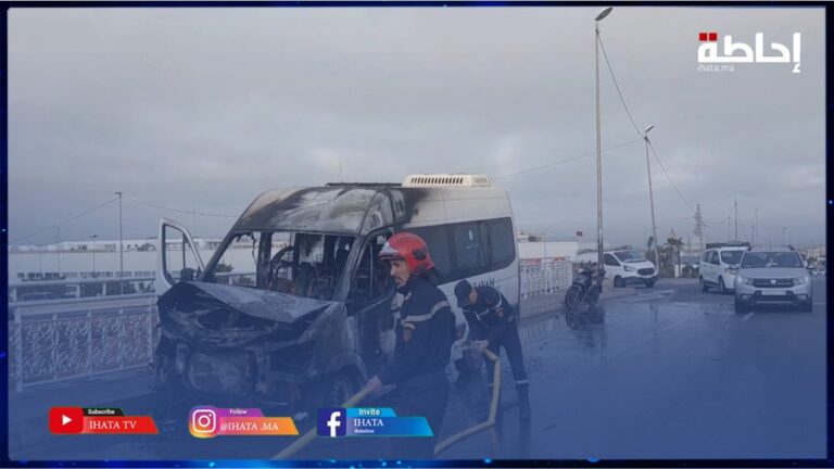 حريق مهول يلتهم سيارة لنقل المستخدمين وسط الشارع العام بالبيضاء (فيديو)
