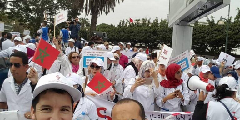 أطباء القطاع العام يواصلون الإضراب ويطالبون وزارة الصحة بالجلوس إلى طاولة الحوار