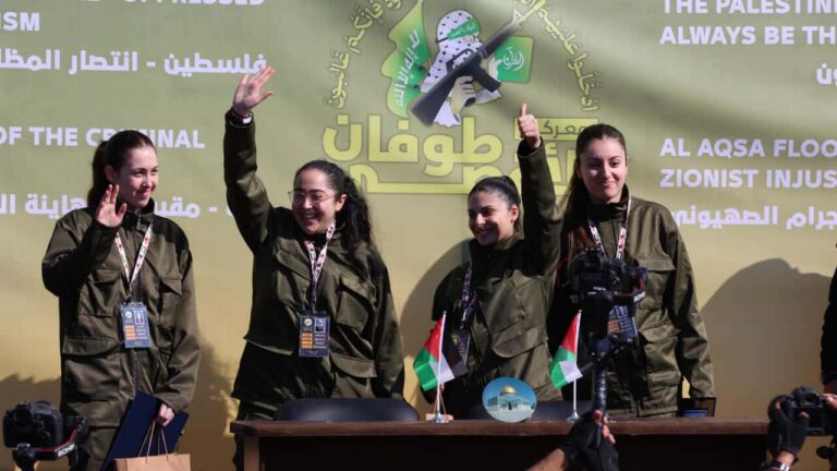 أربع رهائن إسرائيليات في غزة قبل تسليمهن للصليب الأحمر، 25 كانون يناير 2025. © أ ف ب