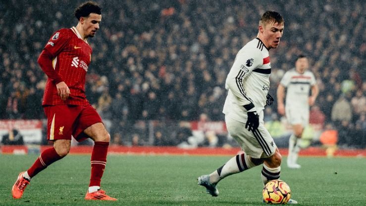بطولة إنكلترا: يونايتد يفرض التعادل على ليفربول ويحرمه من الابتعاد في الصدارة