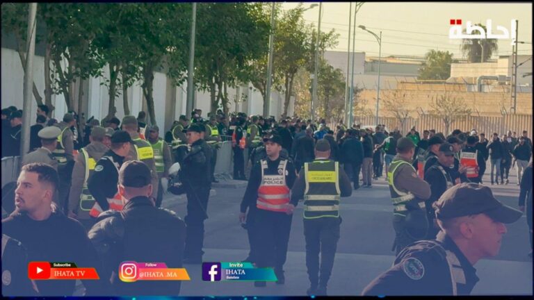 حضور جماهيري كبير وتنظيم أمني محكم في مباراة الرجاء ومانييما (فيديو)