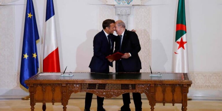 في خضم تصاعد التوتر بين البلدين... الجزائر تستدعي سفير فرنسا وتندد بـ"معاملة مهينة" لمواطنيها