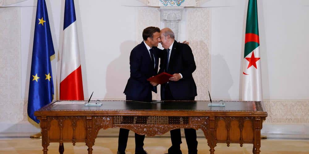 في خضم تصاعد التوتر بين البلدين... الجزائر تستدعي سفير فرنسا وتندد بـ"معاملة مهينة" لمواطنيها