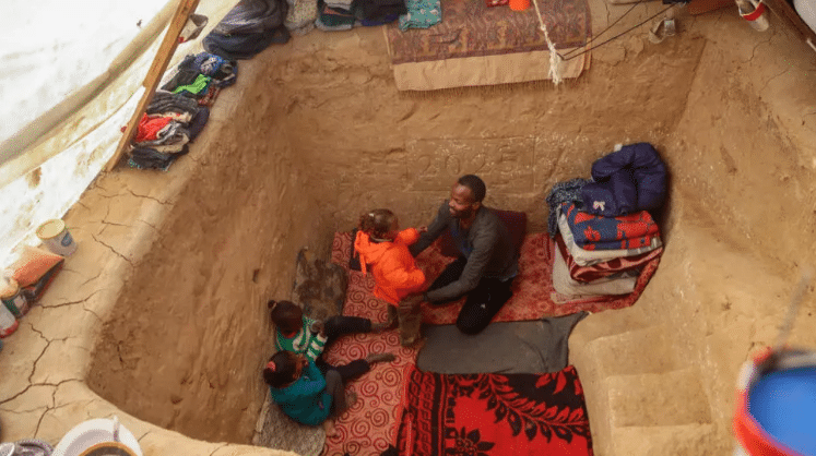 ملجأ في غزة "أشبه بالقبر" للاحتماء من البرد والحرب