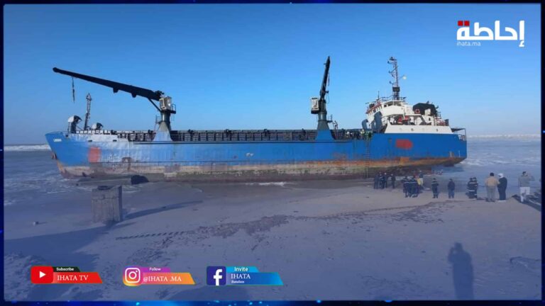 جنوح سفينة ضخمة بساحل المحمدية وجهود لإنقاذ الطاقم والركاب (فيديو)