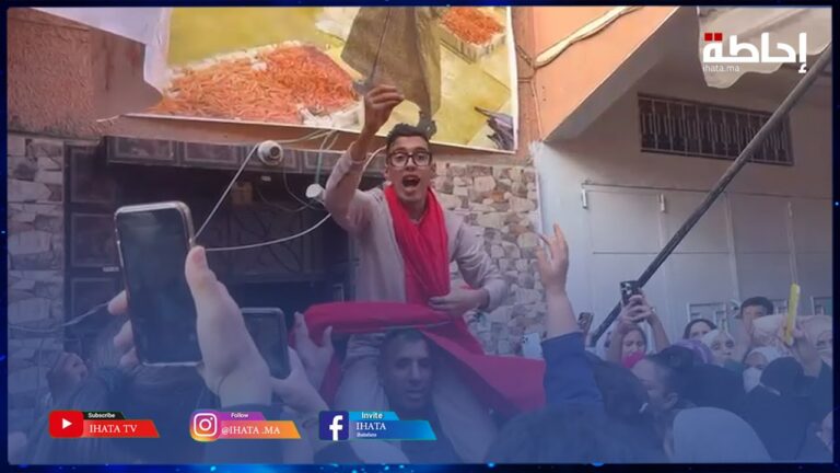 بعد استقباله من طرف والي جهة مراكش.. مئات المواطنين يتجمهرون أمام محل أشهر بائع سمك بالمغرب (فيديو)