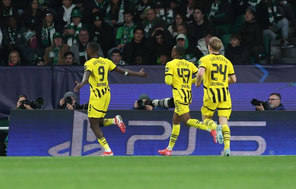 دورتموند يقترب من دور الـ16 بثلاثية في لشبونة