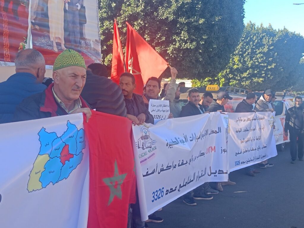 سائقو سيارات الأجرة بمراكش يحتجون ضد القرار 3326 ويطالبون بتعديله