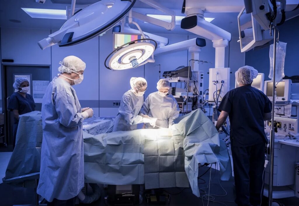 فريق طبي مغربي ينجح في إجراء أول عملية جراحية لعلاج قصور الصمام الثلاثي بالقلب