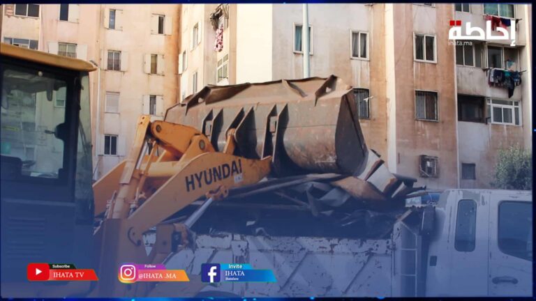 السلطات تستعين بالجرافات لهدم واجهات المحلات المخالفة للقانون بمشروع السلام بالحي المحمدي (فيديو)