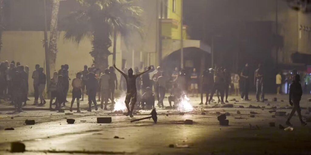 اضطرابات ليلية في تونس إثر اضرام شاب النار في جسده