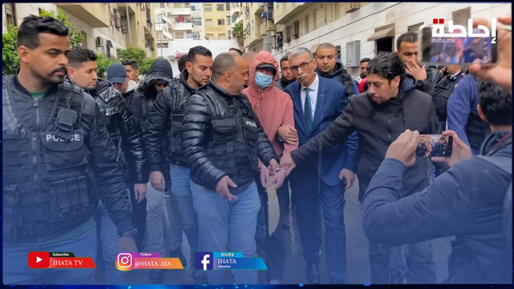 شاهد المتهم ينهار باكيا بعدما واجه الشرطة بمقاومة عنيفة وألحق خسائر مادية بسيارة للأمن (فيديو)