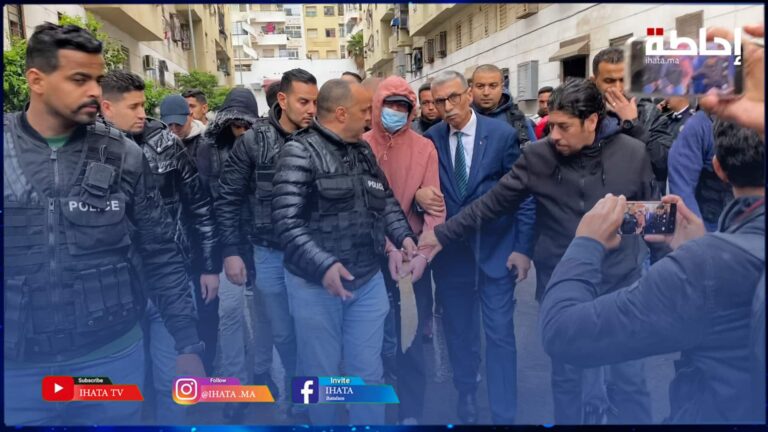 شاهد المتهم ينهار باكيا بعدما واجه الشرطة بمقاومة عنيفة وألحق خسائر مادية بسيارة للأمن (فيديو)