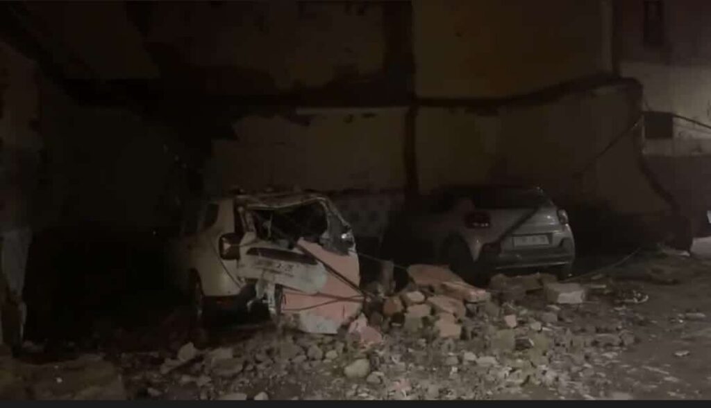 انهيار جدار منزل يلحق خسائر مادية كبيرة بسيارتين بمراكش
