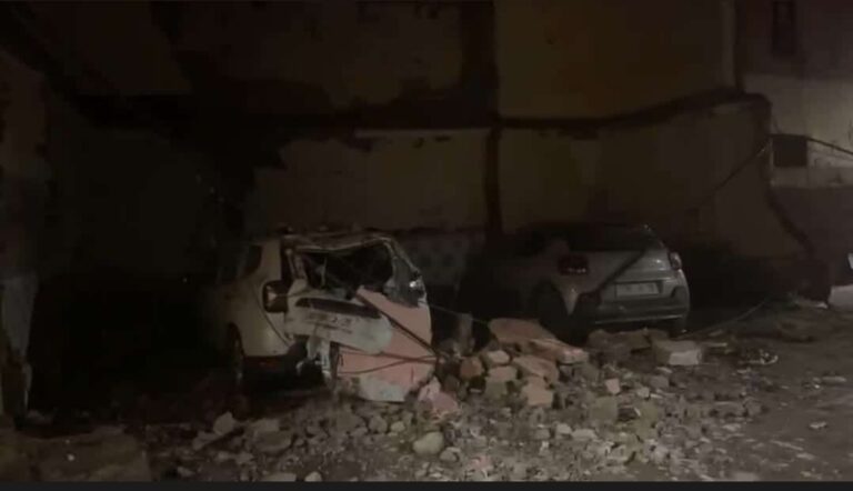 انهيار جدار منزل يلحق خسائر مادية كبيرة بسيارتين بمراكش