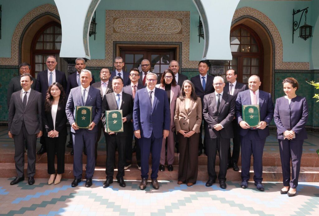 الحكومة توقع اتفاقية استثمارية مع المجموعة الصينية “صنرايز” لتعزيز قطاع النسيج في المغرب