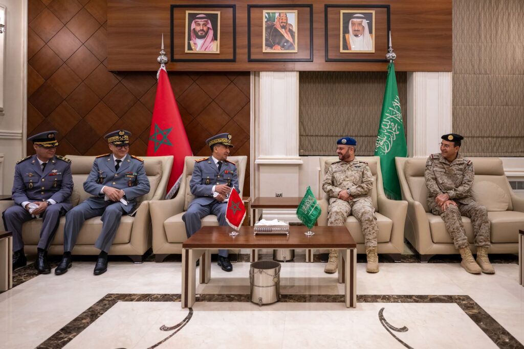 الفريق أول المفتش العام للقوات المسلحة الملكية يقوم بزيارة عمل إلى المملكة العربية السعودية
