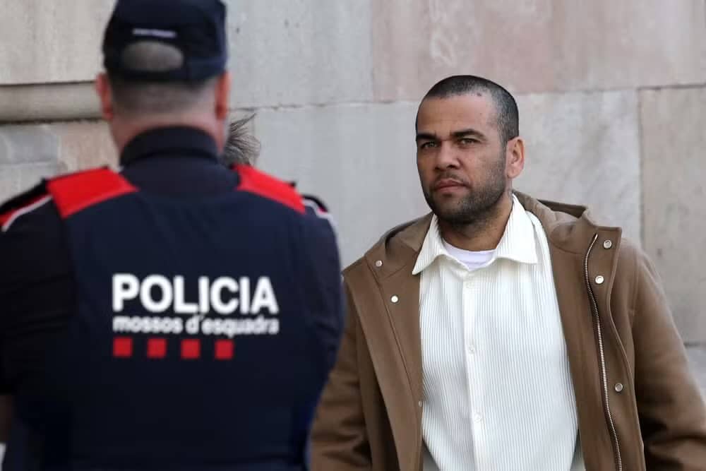 محكمة إسبانية تُبطِل إدانة نجم برشلونة السابق البرازيلي داني ألفيش بتهمة الاغتصاب