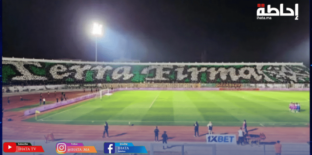 جمهور الرجاء يبدع بتيفو أمام رجاء بني ملال (فيديو)