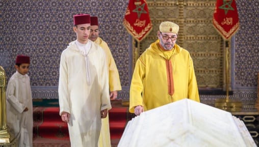 أمير المؤمنين الملك محمد السادس يترحم على روح المغفور له الملك محمد الخامس (فيديو)
