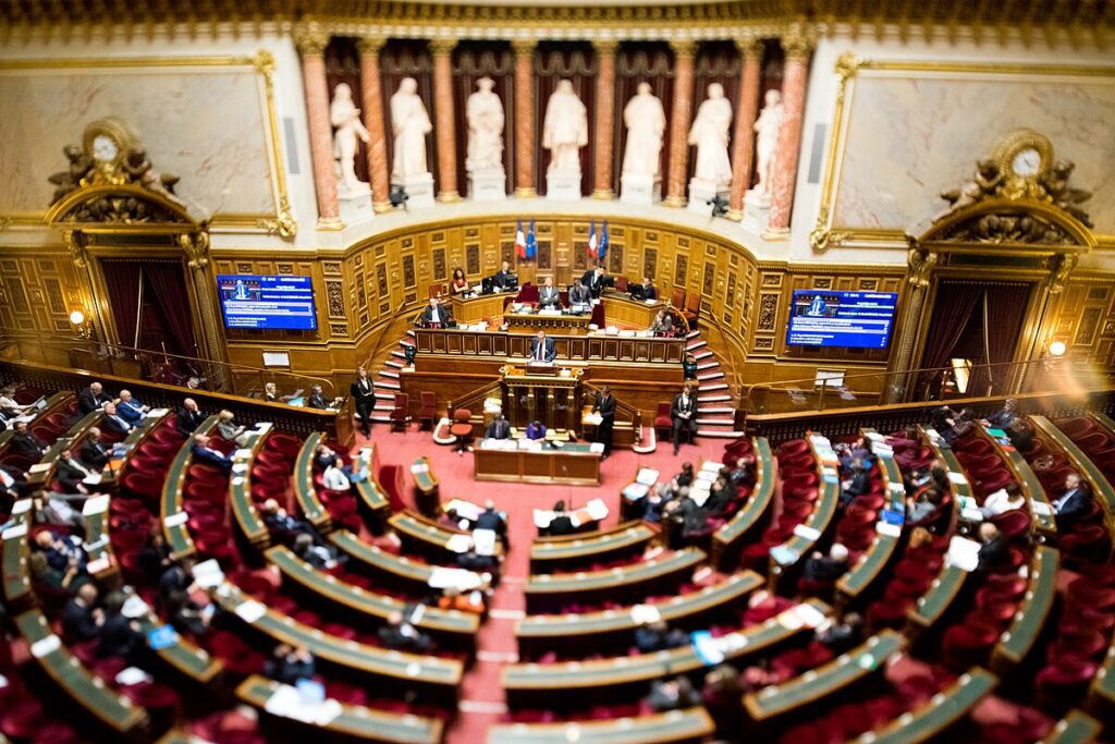 جدل في فرنسا بعد التصويت على قانون يشدد شروط حصول الأجانب على المساعدات الاجتماعية
