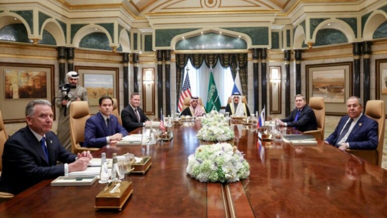 وفدان من الولايات المتحدة وروسيا يترأّسهما وزيرا خارجية البلدين، بحضور وزير الخارجية السعودي، في اجتماع عقد بالرياض – 18 شباط 2025