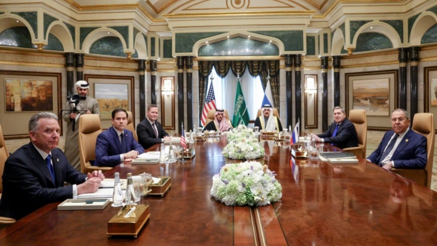 وفدان من الولايات المتحدة وروسيا يترأّسهما وزيرا خارجية البلدين، بحضور وزير الخارجية السعودي، في اجتماع عقد بالرياض – 18 شباط 2025