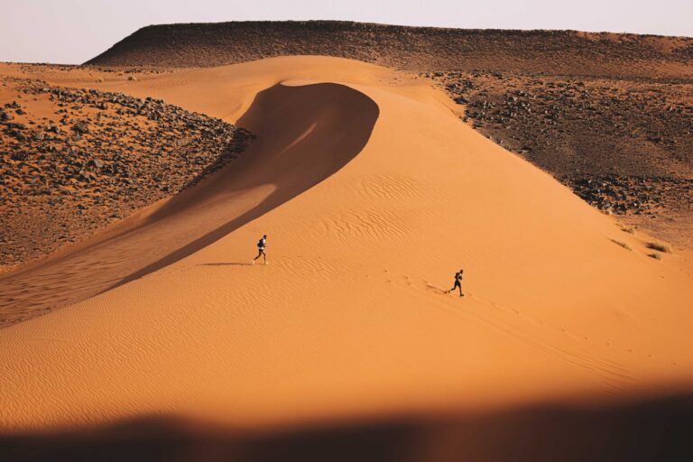 1000 مشارك في ماراطون الرمال الأسطوري 2025