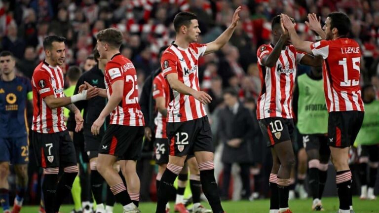 لاعبو أتلتيك بلباو أثناء نهاية مباراة إياب دور الـ 16 من الدوري الأوروبي لكرة القدم بين التي جمعت فريقهم بروما على ملعب سان ماميس في بلباو. 13 مارس 2025.