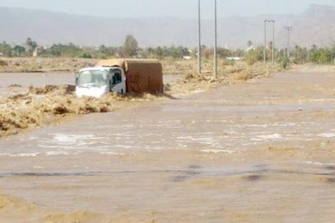 نجاة سائق شاحنة وزوجته من موت مُحقق بعدما جرفتهم السيول ضواحي أزيلال