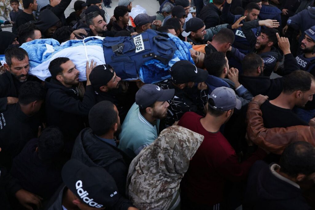 إسرائيل تعترف بقتل صحافي فلسطيني بزعم أنه "قناص" تابع لـ"حماس"