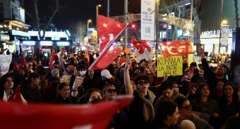 تركيا تعتقل قرابة 1900 شخص وتكثف قمع الإعلام وسط احتجاجات حاشدة ضد اعتقال أكرم إمام أوغلو