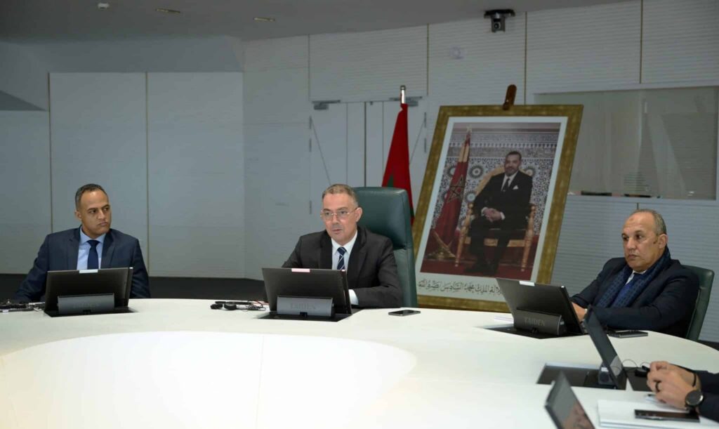 فوزي لقجع رئيس الجامعة الملكية المغربية لكرة القدم يتوسط كل من الحكم الدولي اسماعيل الفتح وعبد السلام بلقشور