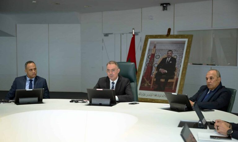 فوزي لقجع رئيس الجامعة الملكية المغربية لكرة القدم يتوسط كل من الحكم الدولي اسماعيل الفتح وعبد السلام بلقشور
