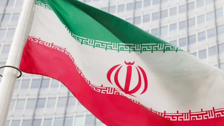 إيران تحتجز سفينتين أجنبيتين بتهمة "تهريب" النفط
