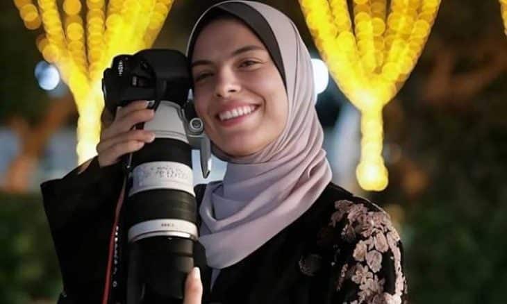 مهرجان كان يبدي "صدمته" إثر مقتل مصورة فلسطينية يتمحور حولها أحد أفلامه