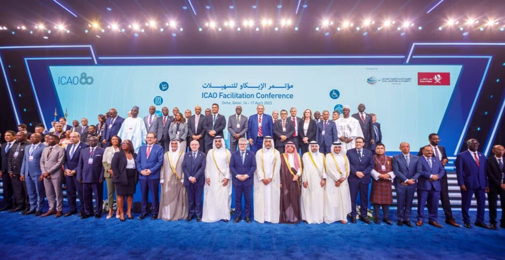قيوح يتباحث بالدوحة مع نظيره القطري حول سبل تعزيز التعاون في مجال النقل الجوي