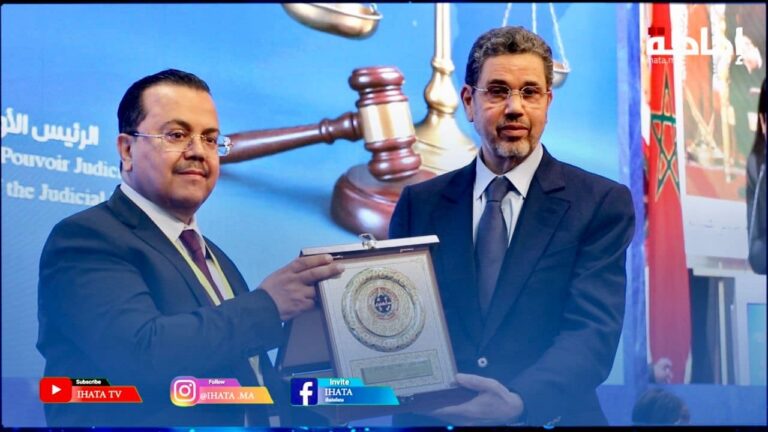 Une photo réunissant Mohamed Redouane, président de l’Amicale Hassania des magistrats, et Mohamed Abdennabaoui, président délégué du Conseil supérieur du pouvoir judiciaire, en marge de la conférence du Groupe africain de l’Union internationale des magistrats, organisée au Maroc.
